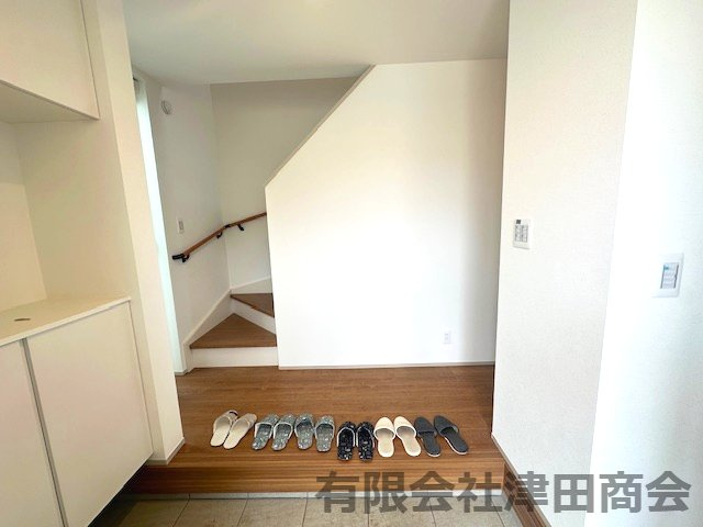 テラコッタ溢れる優しい暮らし　～神奈川区六角橋新築戸建て～の玄関|明るい玄関です