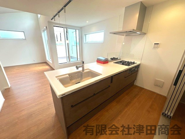テラコッタ溢れる優しい暮らし　～神奈川区六角橋新築戸建て～のキッチン|キッチンでお料理をお楽しみください