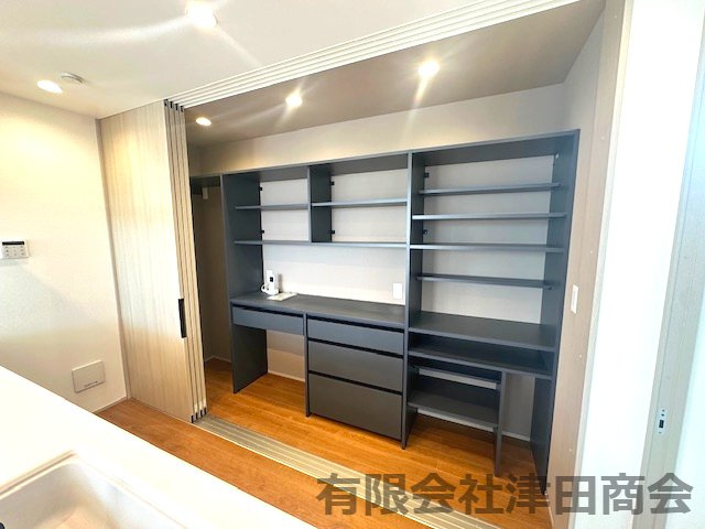テラコッタ溢れる優しい暮らし　～神奈川区六角橋新築戸建て～の収納|キッチン裏のパントリーは冷蔵庫も隠せちゃいます。