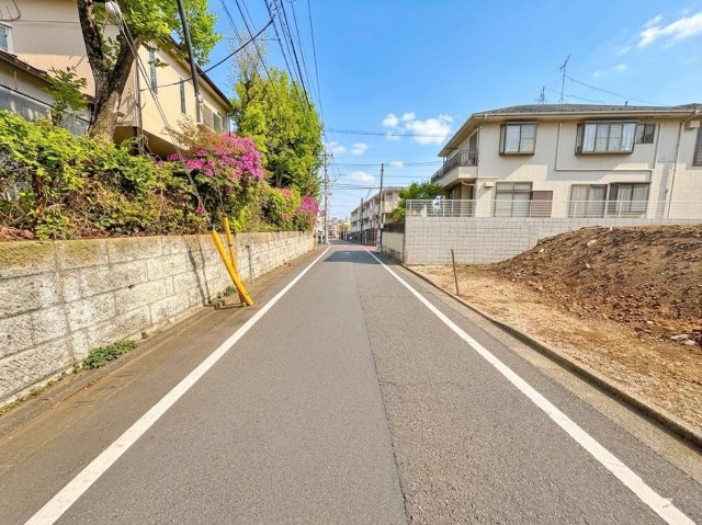 練馬区東大泉7丁目 全3棟 A号棟の前面道路含む現地写真|東大泉7丁目の落ち着いた住宅地
伸びやかな南側約5.45ｍ公道に面する全3棟
是非、現地にて陽当たりや周辺環境をご確認ください