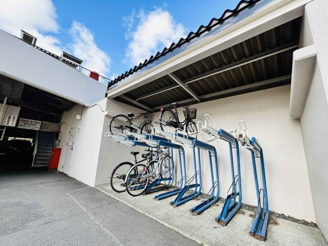 屋根付きの駐輪場で大切な自転車を雨風から守れます。整然とした設置で出し入れもしやすいです。