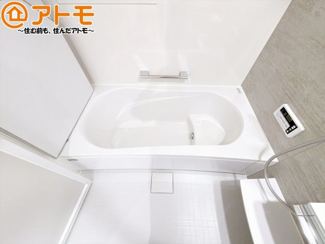 【浴室】 | 駿河区高松2丁目　新築戸建　全1棟 | お子様やお年寄りが使いやすいだけでなく、半身浴にも便利なベンチタイプの湯舟です。お湯の節約にも！