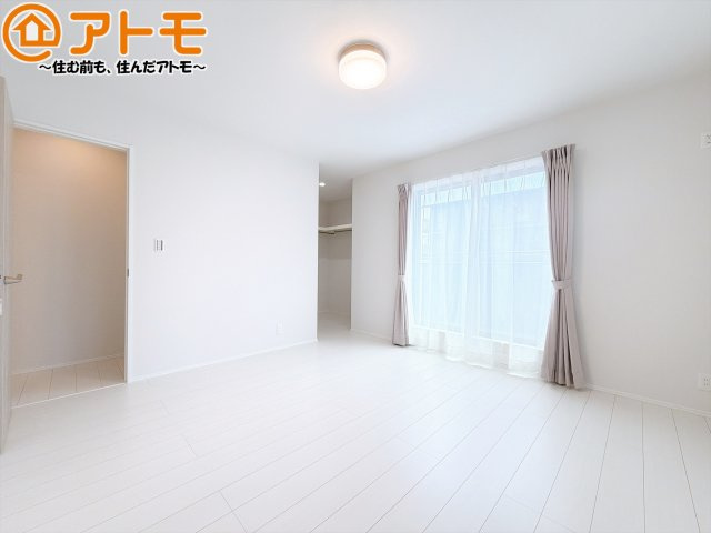 【寝室】 | 駿河区高松2丁目　新築戸建　全1棟 | バルコニーに面したお部屋なので、布団などの大きなものも楽々干せます♪