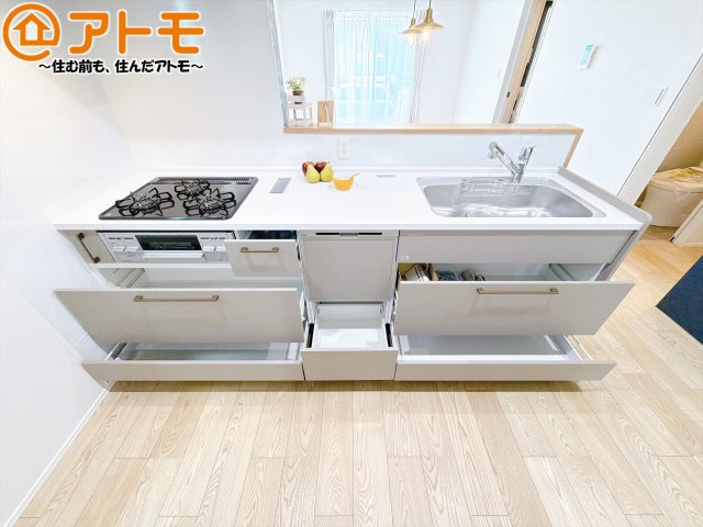 【キッチン】 | 駿河区高松2丁目　新築戸建　全1棟 | 大容量システムキッチン♪お料理スペースやシンク広々！毎日の家事をしっかりサポート♪