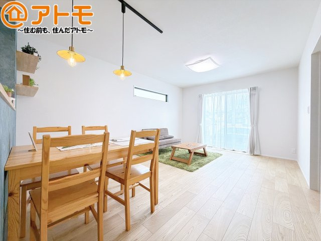 【居間・リビング】 | 駿河区高松2丁目　新築戸建　全1棟 | 日当たりのよいリビングは、一年を通してぽかぽかとしています。家族が自然と集まる空間になりそうですね♪