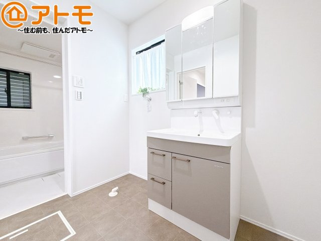 【独立洗面台】 | 駿河区高松2丁目　新築戸建　全1棟 | 壁付け水栓の洗面台は水垢がたまりにくく、お掃除がしやすいですね♪