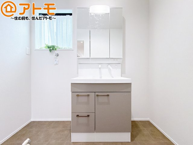 【独立洗面台】 | 駿河区高松2丁目　新築戸建　全1棟 | 三面鏡の中は収納になっているため、スッキリとした洗面台を保つことができます♪