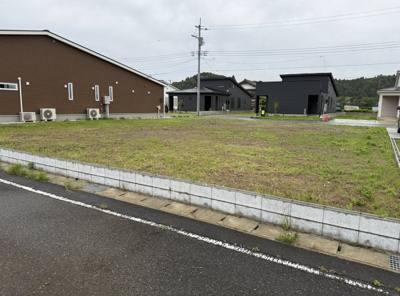【前面道路含む現地写真】 | 一宮町東浪見　土地 | 東側4ｍからみた土地風景。
道路の向こうに見えるのは弊社販売中の分譲住宅です。ご参考に内見はいかがでしょうか。
お気軽にお問い合わせください。