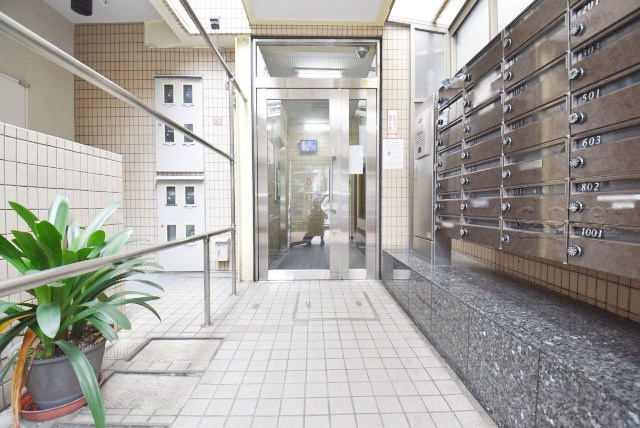 【エントランス】 | ラミアール鶯谷駅前 | オートロックを備えた、マンションのエントランス。やはりセキュリティの観点は欠かすことができません。皆様を“安全”に送り出し、出迎えてくれます。～即日のご見学可能～　お問合せはお気軽にどうぞ。
