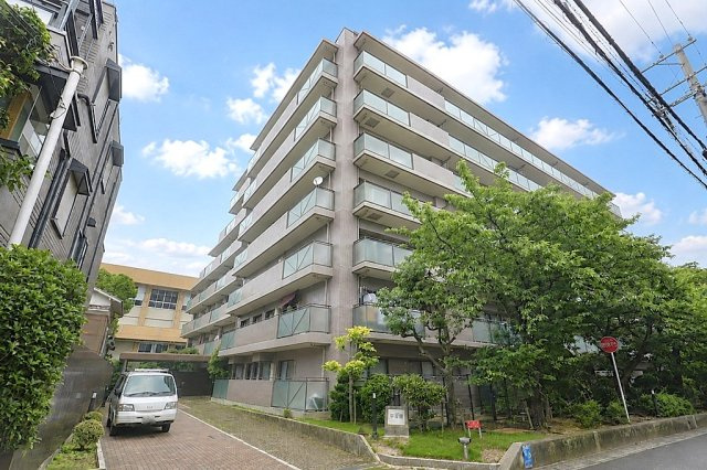 ステイツ西宮甲東園の外観|食洗機付きキッチンと浴室乾燥機を備えた便利な住まいです。皆様からのご連絡を心よりお待ちしております。