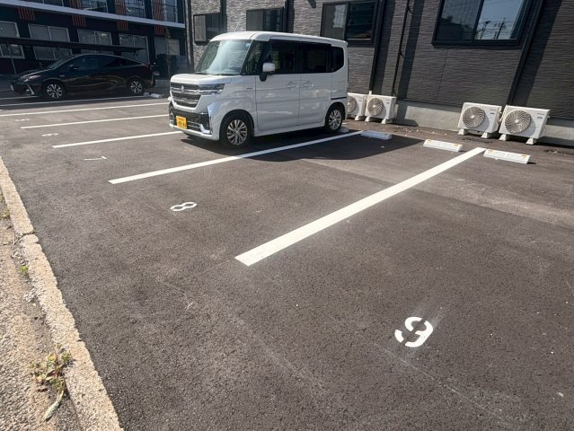 ルシャノワール鶴崎の駐車場