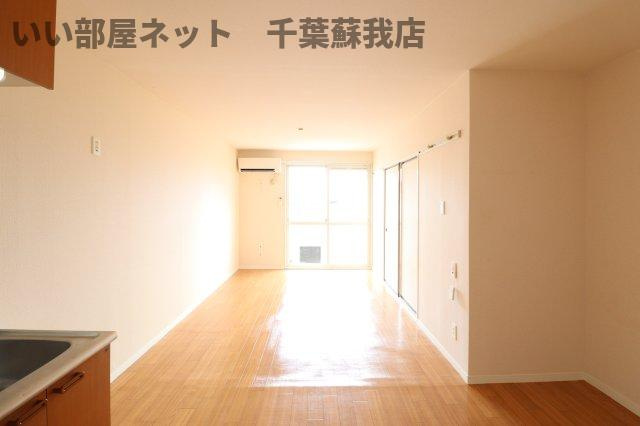 ヴェルメゾンおゆみ野Ｂの居間・リビング|こちらのリビングで趣味の時間をお楽しみください