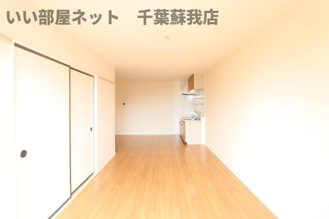 ヴェルメゾンおゆみ野Ｂの居間・リビング|こちらのリビングで趣味の時間をお楽しみください
