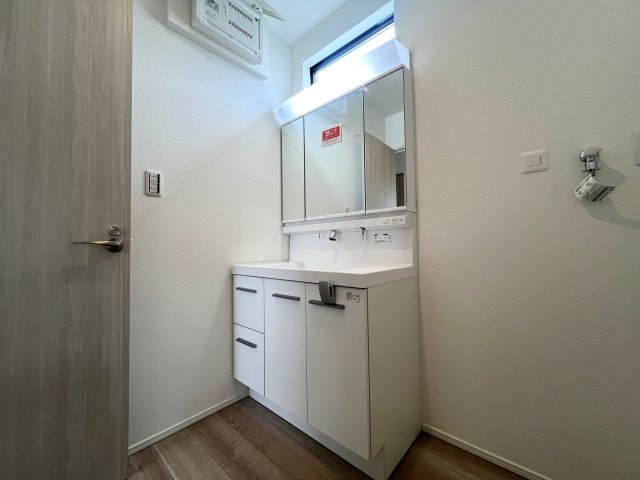 今は、ルーバルある戸建も珍しくありませんが、あると何かしたくなっちゃいます。ココ、造りこんだら自然的プライベート空間が誕生します。BBQに天体観測もオツです！な、【戸塚区南舞岡２丁目】新築戸建の独立洗面台|使いやすい独立洗面台です
