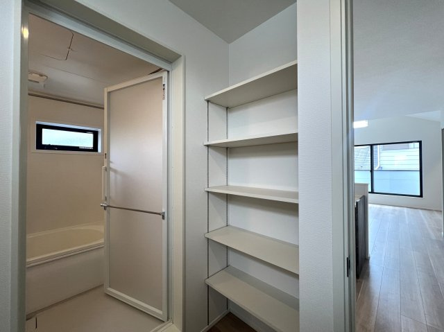 今は、ルーバルある戸建も珍しくありませんが、あると何かしたくなっちゃいます。ココ、造りこんだら自然的プライベート空間が誕生します。BBQに天体観測もオツです！な、【戸塚区南舞岡２丁目】新築戸建の収納|収納のためのスペースです