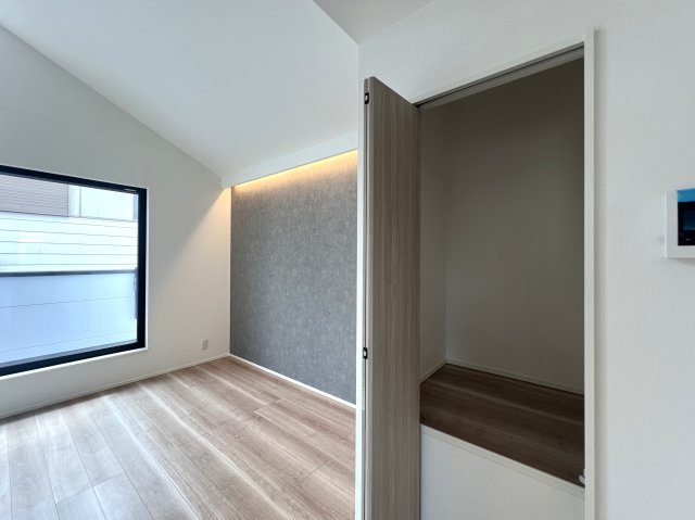 今は、ルーバルある戸建も珍しくありませんが、あると何かしたくなっちゃいます。ココ、造りこんだら自然的プライベート空間が誕生します。BBQに天体観測もオツです！な、【戸塚区南舞岡２丁目】新築戸建の収納|専用の収納スペースです