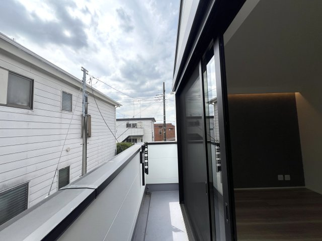人目の気にならないルーフバルコニーでＢＢＱもイイんじゃなぁい？な、【戸塚区南舞岡2丁目新築戸建】のバルコニー|陽当たり良好なバルコニーです