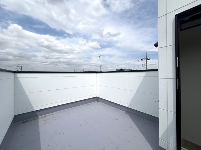 今は、ルーバルある戸建も珍しくありませんが、あると何かしたくなっちゃいます。ココ、造りこんだら自然的プライベート空間が誕生します。BBQに天体観測もオツです！な、【戸塚区南舞岡２丁目】新築戸建のバルコニー|バルコニーからの眺めを楽しみながら食事をしませんか