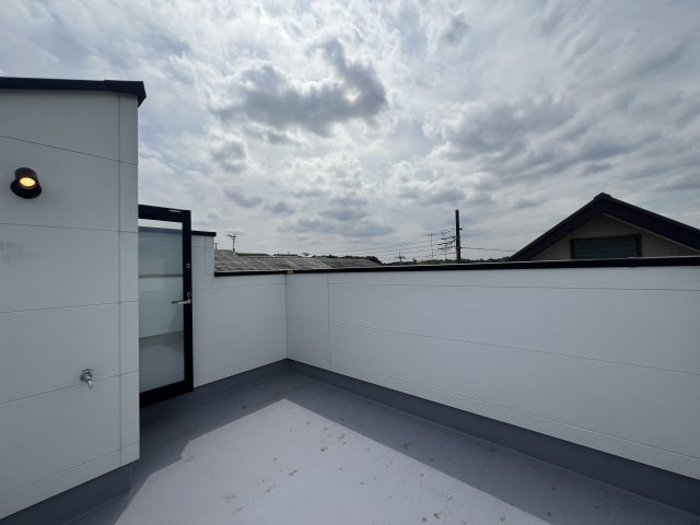 今は、ルーバルある戸建も珍しくありませんが、あると何かしたくなっちゃいます。ココ、造りこんだら自然的プライベート空間が誕生します。BBQに天体観測もオツです！な、【戸塚区南舞岡２丁目】新築戸建のバルコニー|バルコニーがあります