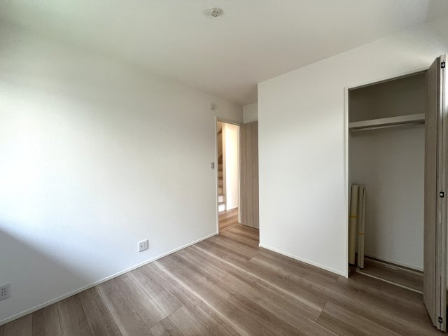 今は、ルーバルある戸建も珍しくありませんが、あると何かしたくなっちゃいます。ココ、造りこんだら自然的プライベート空間が誕生します。BBQに天体観測もオツです！な、【戸塚区南舞岡２丁目】新築戸建の洋室|スタンダードな洋室です