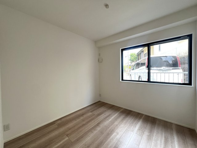 今は、ルーバルある戸建も珍しくありませんが、あると何かしたくなっちゃいます。ココ、造りこんだら自然的プライベート空間が誕生します。BBQに天体観測もオツです！な、【戸塚区南舞岡２丁目】新築戸建の洋室|スタンダードな洋室です