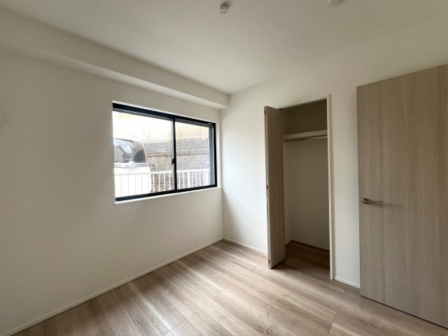 今は、ルーバルある戸建も珍しくありませんが、あると何かしたくなっちゃいます。ココ、造りこんだら自然的プライベート空間が誕生します。BBQに天体観測もオツです！な、【戸塚区南舞岡２丁目】新築戸建の洋室|洋室です