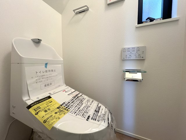 今は、ルーバルある戸建も珍しくありませんが、あると何かしたくなっちゃいます。ココ、造りこんだら自然的プライベート空間が誕生します。BBQに天体観測もオツです！な、【戸塚区南舞岡２丁目】新築戸建のトイレ|落ち着いたトイレです