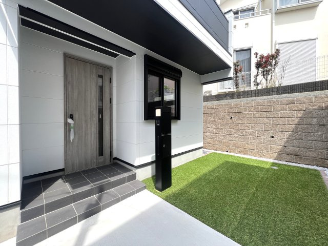人目の気にならないルーフバルコニーでＢＢＱもイイんじゃなぁい？な、【戸塚区南舞岡2丁目新築戸建】の庭|お庭でゆったりと過ごせます