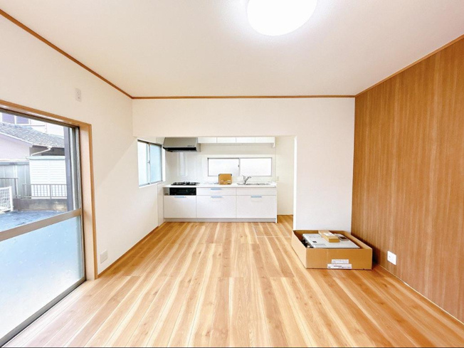 【居間・リビング】 | つくば市高見原3丁目　中古戸建 | リビングの大きな窓からは、暖かな日の光が降り注ぎます・・・