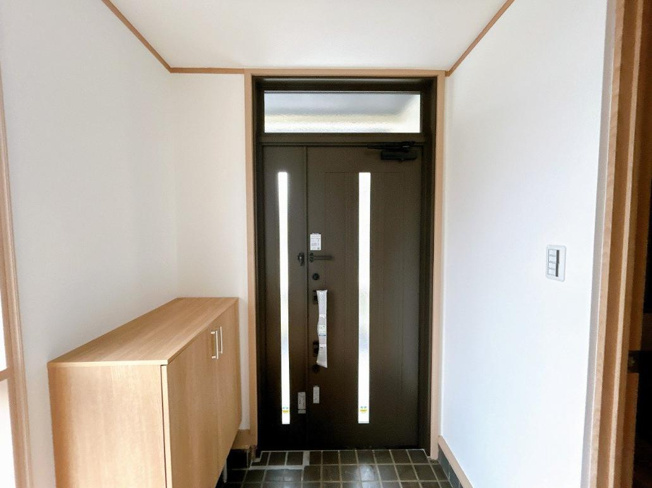 【玄関】 | つくば市高見原3丁目　中古戸建 | 毎日「行ってきます」「ただいま」をいう玄関は明るく光が差し込みます♪