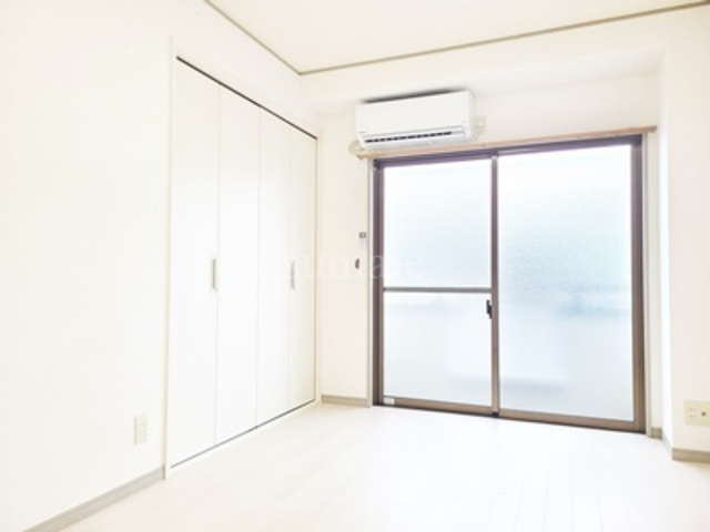 シャトーパールの居間・リビング|６帖の居室です☆