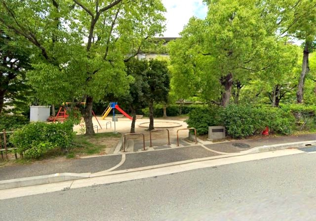 西宮セントポリア2号棟の外観|2号棟は公園に面しています。毎日のお散歩も快適な緑に恵まれたエリアで、自然に包まれた穏やかな暮らしを実現するための、ゆとりある住環境が整っています。緑の潤いを感じながらホッと生活できそう。
