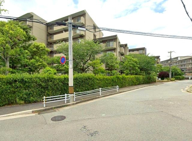 西宮セントポリア2号棟の外観|豊かな自然が身近に感じられるエリアです。
