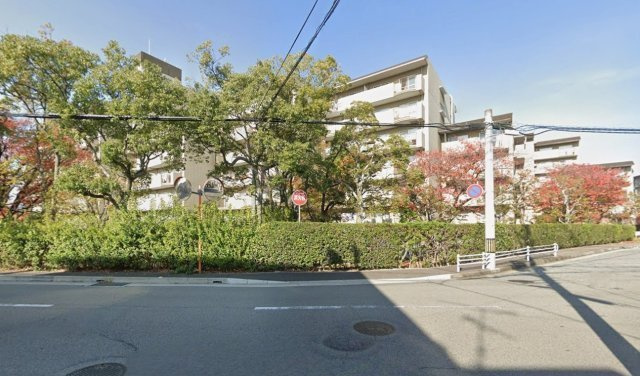 西宮セントポリア2号棟の外観|陽当たりの良さが魅力。光熱費の節約にもつながります
