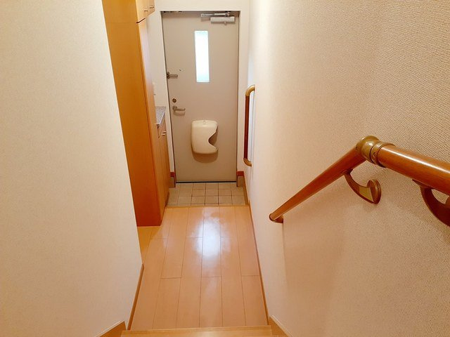 プラチナプラザの玄関|明るい玄関です