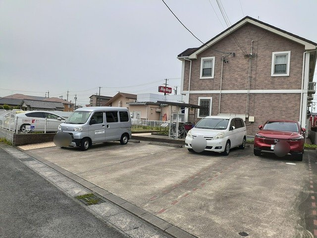 フローラルハイツⅢの駐車場|駐車場があるので、車を買う予定の方も安心です