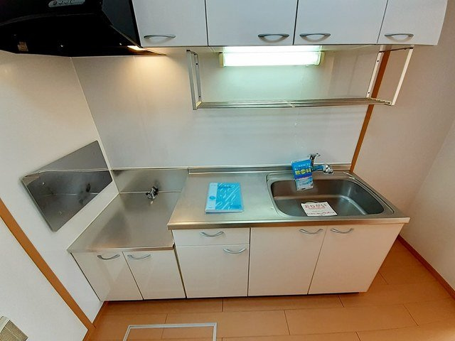 フローラルハイツⅢのキッチン|コンパクトなキッチンで掃除もラクラク