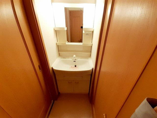 フローラルハイツⅢの洗面所|明るい洗面所です