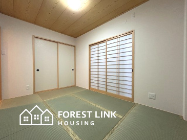 平野東４　戸建の和室|どこか懐かしく心落ち着く香り。素足に心地よい畳の感触は、日々の緊張を優しく解きほぐし、座るだけで心が整う「究極の癒やし空間」を提供します。