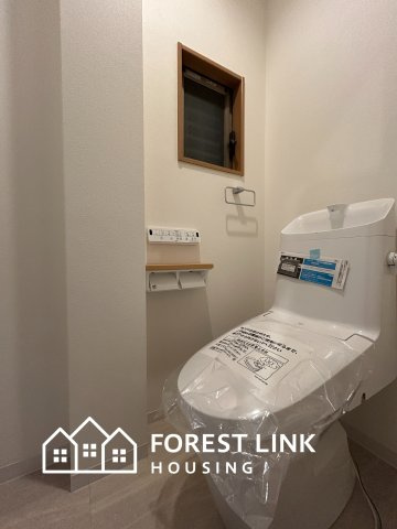 平野東４　戸建のトイレ|1Fのトイレです。窓付きで換気がしやすく、清潔感たっぷりの空間です。