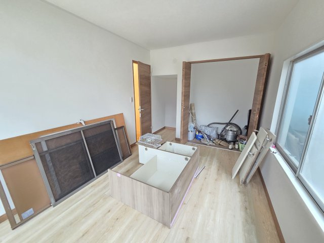 前橋市富士見町時沢　中古住宅の収納|現地写真　1階6帖の洋室です。和室から間取り変更を行いました！