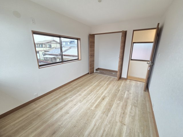 前橋市富士見町時沢　中古住宅の収納|現地写真　2階西側6帖の洋室です。和室から間取り変更を行いました！