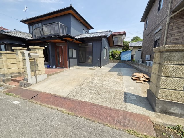 前橋市富士見町時沢　中古住宅の駐車場|現地写真　お車は並列2台+1台の軽3台停められます！
