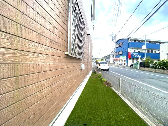 リノベの前面道路含む現地写真|人工芝なので手入れが簡単です。