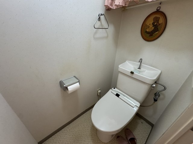 -三丁目不動産- コンフォート籠原　深谷市東方町5丁目　のトイレ|落ち着いた色調のトイレです