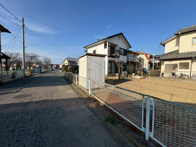 -三丁目不動産-　熊谷市上須戸　売地の前面道路含む現地写真