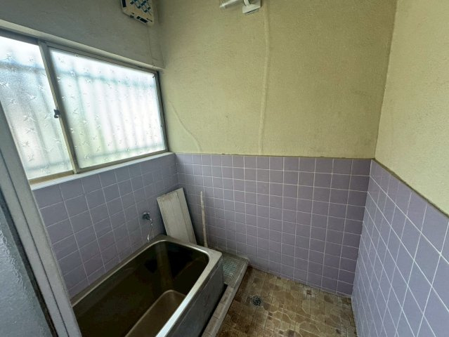-三丁目不動産-  本庄市若泉1丁目　昭和54年築の浴室|コンパクトで使いやすいお風呂です