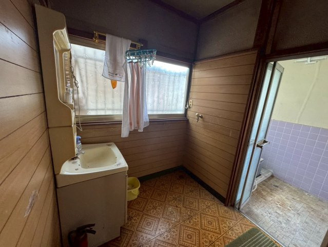 -三丁目不動産-  本庄市若泉1丁目　昭和54年築の洗面所|スペースが確保できる洗面所です