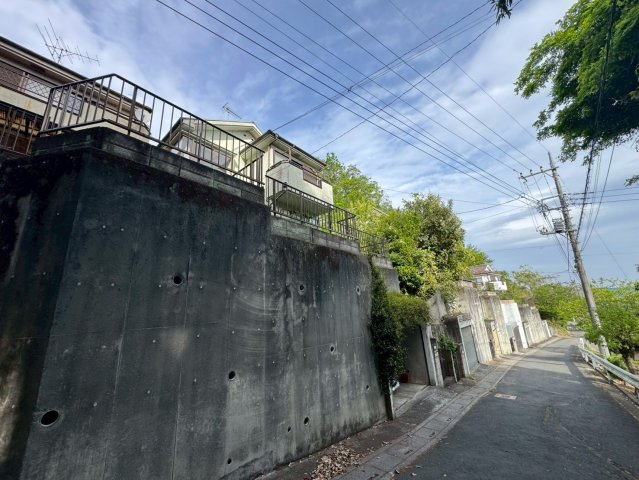 -三丁目不動産-　寄居町桜沢　平成4年築の前面道路含む現地写真