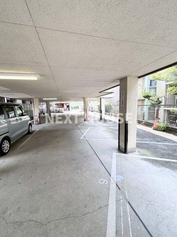 エクラ平野の駐車場